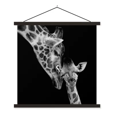 Produktbild von MuchoWow® Textilposter Porträt - Giraffe - Tiere - Schwarz - Weiß 90x90 cm mit schwarzem Rahmen - Magnetisches