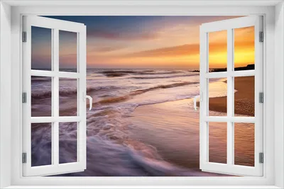Produktbild von Wallario Poster mit Fenster-Illusion: Sonnenuntergang am Strand - Abendspaziergang, Größe: 61 x 91,5 cm (Maxiposter)
