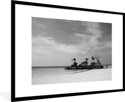 Produktbild von MuchoWow® MuchoWow® Gerahmtes Poster Klares blaues Wasser vor der Insel Boracay - schwarz und weiß 90x60 cm - Poster mit zchwarzem Bilderrahmen - Wanddekoration - Fotos