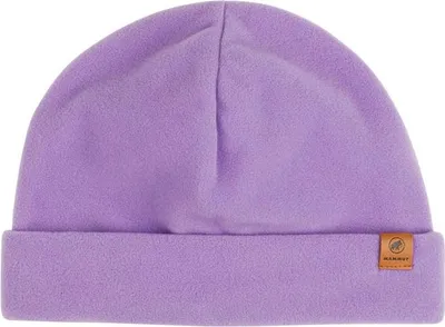Lila Fleece Beanie mit Umschlag und kleinem Mammut-Logo auf einem Lederetikett