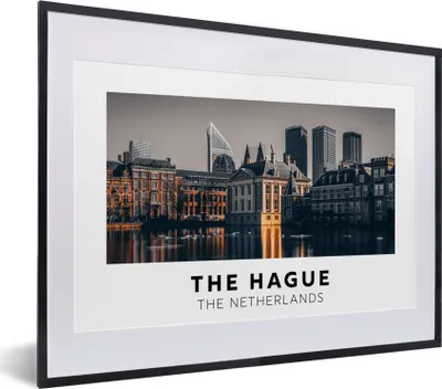 Produktbild von MuchoWow® Gerahmtes Poster Niederlande - Abend - Den Haag 40x30 cm - Poster mit Schwarzem Bilderrahmen Wandposter Rahmen Foto Bilder - Bilderrahmen - Poster im Rahmen