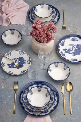 Produktbild von Hermia Concept, Hochwertiges 24-teiliges Dinner Set aus 100% Porzellan, Weiß und Blau | 6 Servierplatten (26 cm), 6 Teller (21,5 cm), 6 Schalen (15,5 cm), 6 Dessertteller (21 cm) | Mikrowellen- und spülmaschinenfest.