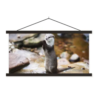 Produktbild von MuchoWow® Textilposter Otter steht aufrecht 120x60 cm mit schwarzem Rahmen - Dekoration Schlafzimmer