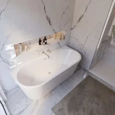 Ambiente Bild einer weißen Badewanne mit seitlichem Blickwinkel in hellem, modernem Badezimmer.