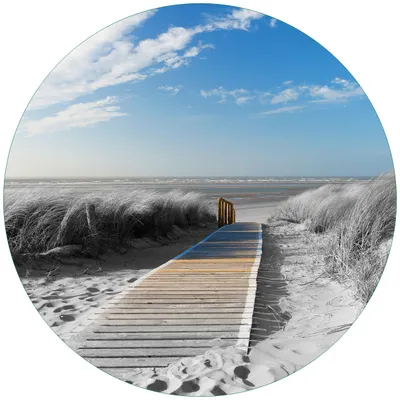 Produktbild von Wallario Premium Glasbild, freischwebende Optik, kräftige Farben, rund 50cm Durchmesser, Motiv Auf dem Holzweg zum Strand in schwarz-weiß Optik