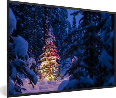 Produktbild von MuchoWow® Gerahmtes Poster Ein Weihnachtsbaum im verschneiten Wald 30x20 cm - Poster mit Schwarzem Bilderrahmen Wandposter Rahmen Foto Bilder - Kunstdruck - Bild-Poster