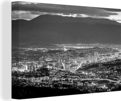 Produktbild von MuchoWow® - Leinwandbilder - Dämmerung Sarajevo vor einem Berg in Bosnien und Herzegowina - schwarz-weiß, Wandbild, Wanddeko Bilder Wohnzimmer, 90x60 cm