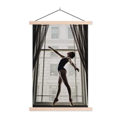 Produktbild von MuchoWow® Textilposter Tanzende Ballerina vor einem Fenster 120x180 cm mit holzfarbenen Rahmen - Textil-Plakat