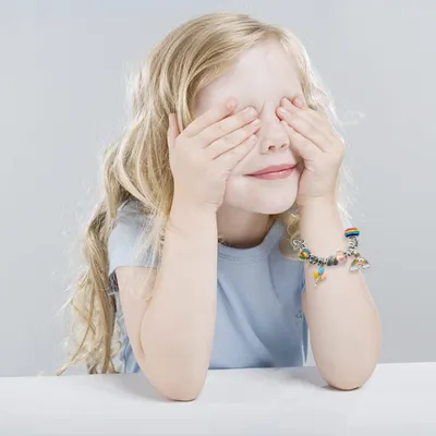 Image de Set de 68 bracelets à breloques pour filles - Set de bijoux avec boîte - Perles DIY pour faire des bracelets - Set de bricolage - Artisanat - Cadeaux de Noël et d'anniversaire pour enfants