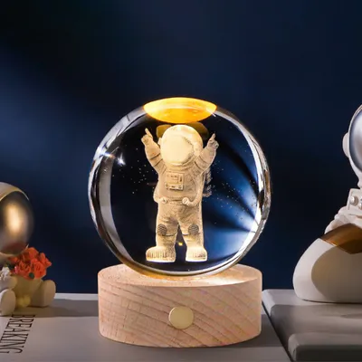 Zdjęcie produktu dla Kula kryształowa 3D Aoresac LED, 80 mm, ładowana przez USB, z wygrawerowanym astronautą, szklana lampka nocna do sypialni z drewnianą podstawką, astronomia, nauka, prezent edukacyjny, lampki do dekoracji wnętrz, ciepłe światło