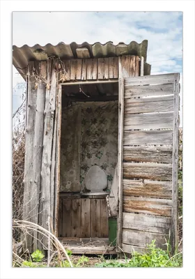 Produktbild von Wallario Wandbild Alte verwitterte Gartentoilette, Größe: 61 x 91,5 cm, Poster mit rahmenlosen Bildhalter