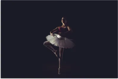 Produktbild von MuchoWow® Poster Porträt einer jungen Ballerina auf schwarzem Hintergrund 120x80 cm - Bilder