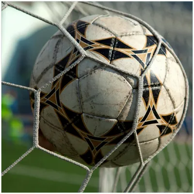 Produktbild von Wallario Premium Glasbild, freischwebende Optik, kräftige Farben, Größe 30 x 30 cm Motiv Fußball - Ball im Tor - Bolzplatz