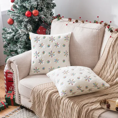 Produktbild von 2x Weihnachten Deko Kissenbezüge 45x45 cm, Weiß Schneeflocke Plüsch Kissenbezug Quadratische Kissenhülle Sofakissenbezug Kopfkissenbezug