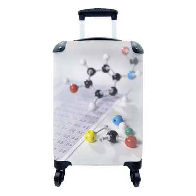 Produktbild von MuchoWow® Koffer Handgepäck Trolley Rollkoffer Kleine Reisekoffer mit 4 Rollen - Molekülmodell neben Periodensystem - Cabin Size < 55x40x23 cm & 55x40x20 cm - Fotokoffer - Kabinenkoffer - Boardgepäck - Reise-Box - Reisekoffer - Reisegepäck - Koffer mit Bild - Trolley für Kinder