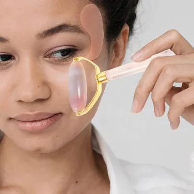 Produktbild von 2 Stück Jaderoller zur Gesichtsmassage aus Jade und einer Aluminiumlegierung | Tragbare Roller für Augen und Körper mit glatter Rolle, geeignet für die Anwendung im Salon