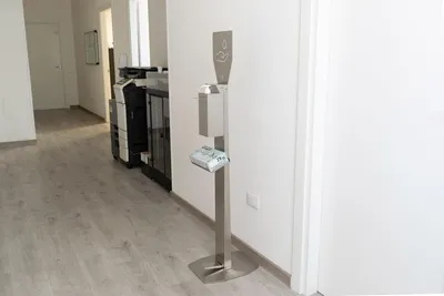 Immagine prodotto di Piantana a Pedale con Dispenser Igienizzante per Mani in Acciaio Lisa Luxury