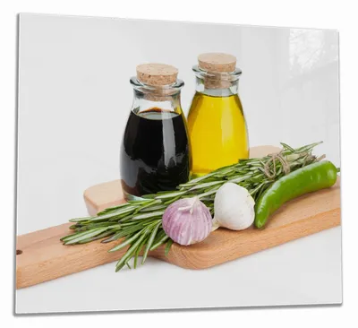 Produktbild von Wallario Herdabdeckplatte aus Glas, Größe 60 x 52 cm 1-teilig, Motiv Gewürze, Kräuter und Öle auf einem Holz-Schneidebrett