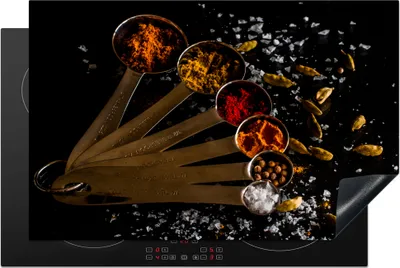Produktbild von KitchenYeah© Herdabdeckplatte Gewürze - Löffel - Salz - Gewürze - Schwarz , 81x52cm, Küche Deko, Glaskeramikkochfeld Herdabdeckung, Abdeckplatte fùr Kochfeld