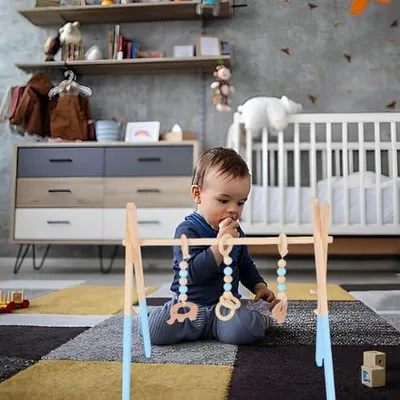 Produktbild von Faltbarer Babybogen aus Holz, 45 x 37,5 x 47,5 cm, als Gymnastik- und Lernspielzeug für Kleinkinder und Neugeborene
