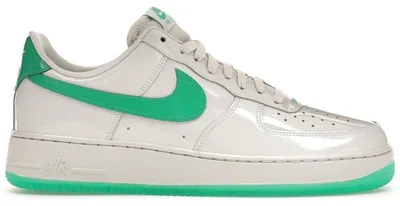 Productafbeelding van Nike Air Force 1 Low '07, met patentleer, kleur: Platinum Tint en Stadium Green - EU maat 46