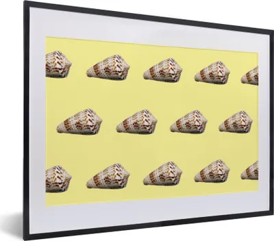 Produktbild von MuchoWow® MuchoWow® Gerahmtes Poster Muscheln - Muster - Gelb 40x30 cm - Poster mit zchwarzem Bilderrahmen - Bilderrahmen - Poster im Rahmen