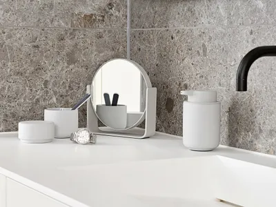 Immagine prodotto di Zone Denmark Tischspiegel Ume, Kosmetikspiegel, Spiegel, 5-fach Vergrößerung, Aluminium Lackiert / Glas, Soft Grey, 28225