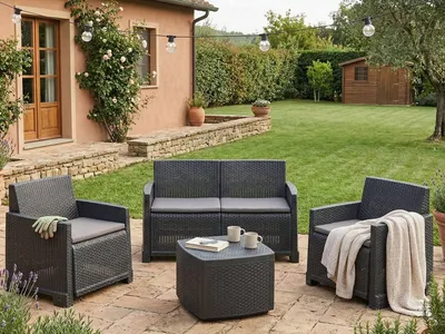 Produktbild von Outdoor-Lounge-Set Dbalestrer, Gartenkomposition mit 2 Sesseln, 1 Sofa und 1 Aufbewahrungstisch, Rattan-Effekt mit Kissen, 100 % Italy, Anthrazit