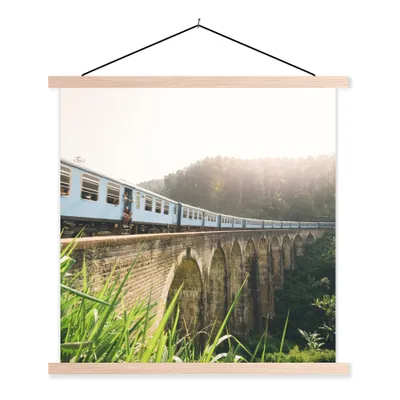 Produktbild von MuchoWow® Textilposter Ein Zug über eine Brücke 60x60 cm mit holzfarbenen Rahmen - Wanddekoration