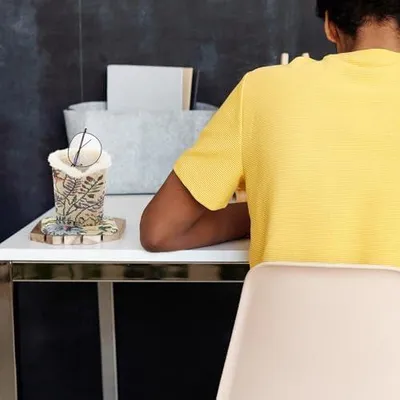 Produktbild von Brillenständer aus Kunststoff und Stoff mit breitem Standfuß und aufrechter Konstruktion zur sicheren Aufbewahrung und einfachen Entnahme am Tisch