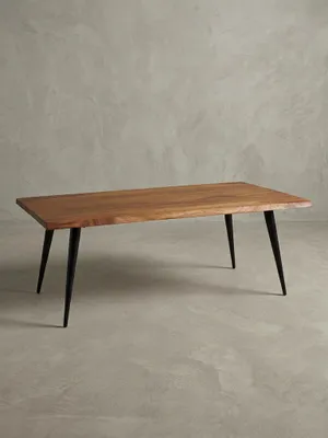 Eleganter Sofatisch aus massivem Sheesham-Holz mit schwarzen Metallbeinen, freigestellt auf weißem Hintergrund, Frontansicht des Designs._#sku_BARWL6.543#