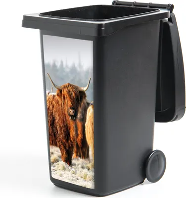 Produktbild von MuchoWow® Mülltonnenaufkleber Schottische Highlander - Schnee - Wald 44x98 cm - Containeraufkleber - Aufkleber - Mülltonnen-Aufkleber