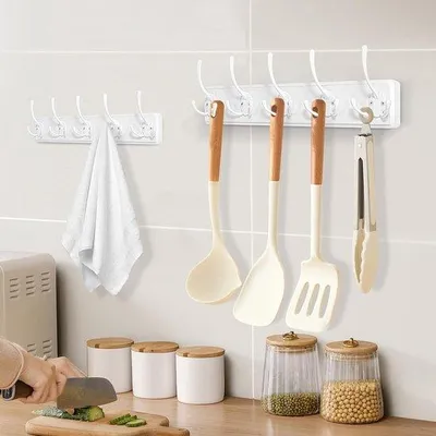Obrázok produktu pre Nástenný vešiak Ibenzoa® z masívneho dreva, bielej farby – 5 háčikov, odolný voči vlhkosti a poškriabaniu, úsporná montáž na stenu, vhodný do chodby, kúpeľne a spálne