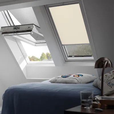 Produktbild von Original Velux Verdunkelungsrollo mit silbernen Seitenschienen für GGL, GPL, GHL, GTL P10 und 410 / GGU, GPU, GTU, GHU P10 in der Stofffarbe 4556 / Uni Beige // DKL P10 4556S