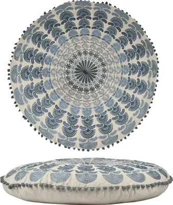 Zdjęcie produktu dla Poduszka podłogowa Garet, niebieska, 60 x 15 cm, wykonana z bawełny, zdobiona haftem, wypełniona poduszką typu pouf z recyklingowanej bawełny. Okrągła poduszka podłogowa, podnóżek, poduszka do jogi i element dekoracyjny w stylu boho do salonu