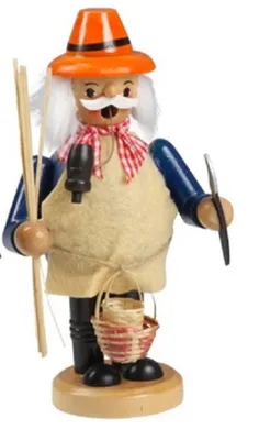 Räuchermännchen Korbhändler mit orangenen Hut, weißem Bart und blauen Ärmeln. Er hält einen Korb.