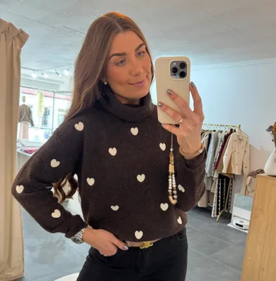 Produktbild von Pullover mit Herzen Damen "Linnea" Dunkelbraun, Damenpullover, Rollkragen, leicht oversize, für Frauen Pullover, Sweatshirt für Damen, Winterpullover