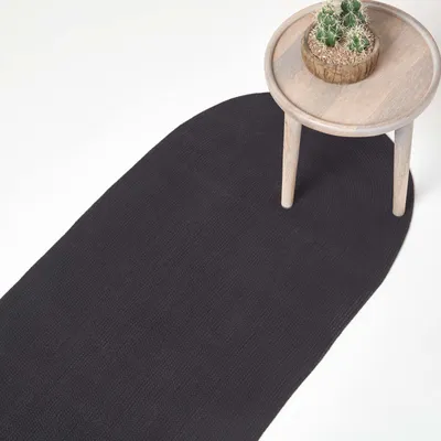 Produktbild von HOMESCAPES Handgewebter geflochtener Teppich in Schwarz, 66 x 200 cm