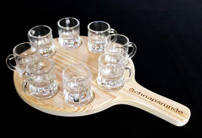 Produktbild von Schnapsrunde 20 cm mit Gravur und 8 Gläser Schnapsbrett Leiste Schnapslatte