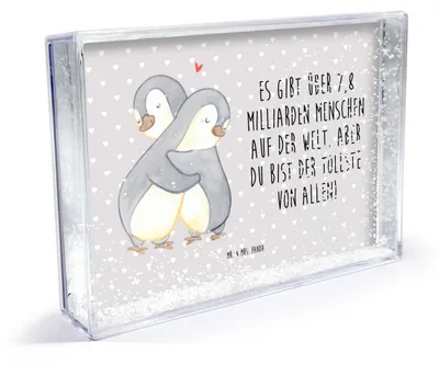 Produktbild von Mr. & Mrs. Panda Bilderrahmen Pinguine Kuscheln - Grau Pastell - Geschenk, dekoartikel, für Männer, Freundin, Mini-Bilderrahmen, Valentinstag, Bilderhalter, Hochzeitstag
