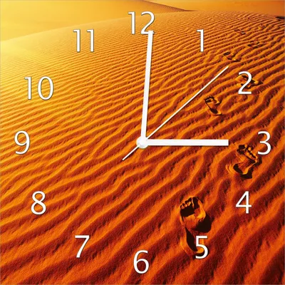 Produktbild von Wallario Design Wanduhr Fußspuren im Sand - Sanddüne in der Wüste aus Echtglas, Größe 30 x 30 cm