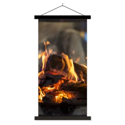 Produktbild von MuchoWow® Textilposter Ein brennender Kamin 40x80 cm mit schwarzem Rahmen - Wandemalerei
