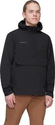 Schwarzer Windbreaker "Hiking WB Hooded Anorak" von Mammut; getragen von einem jungen Mann mit neutralem Gesichtsausdruck.