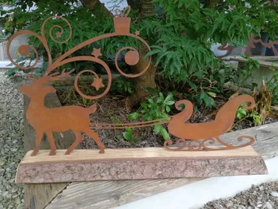 Produktbild von Edelrost Hirsch mit Schlitten auf Holzbrett