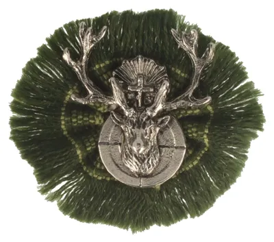 Hutanstecker Hirschkopf mit Kreuz und Zielscheibe auf Rüsche von Hut-Breiter in grün