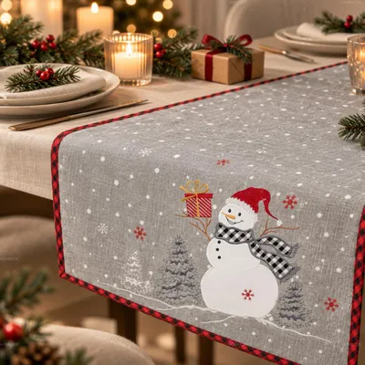 Productafbeelding van Tafelkleed met borduurwerk, sneeuwpopmotief, 40 x 140 cm - lichtgrijs