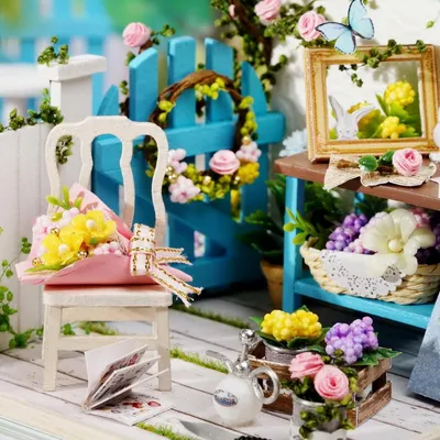 Immagine prodotto di Kit per la creazione di una casetta delle bambole in miniatura, fai-da-te, in legno, con copertura antipolvere, ideale per un angolo del giardino