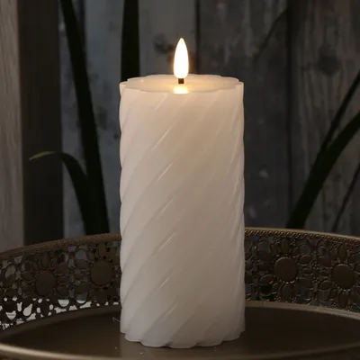 LED Stumpenkerze SWIRL - Echtwachs - warmweiße 3D Flamme - H: 17,5cm - Batterie - Timer - weiß