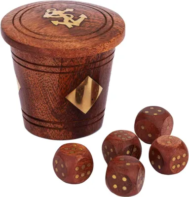 Produktbild von Würfelbecher aus Holz und Messing, 7,5x6x7,5cm – Retro Nautisches Würfelspiel