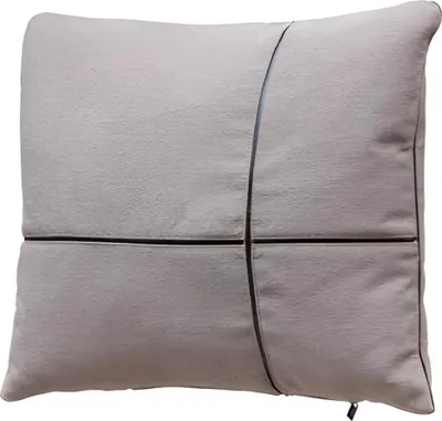 Produktbild von Ein weiches Kissen mit Samtbezug verleiht dem Sofa eine gemütliche Note.
